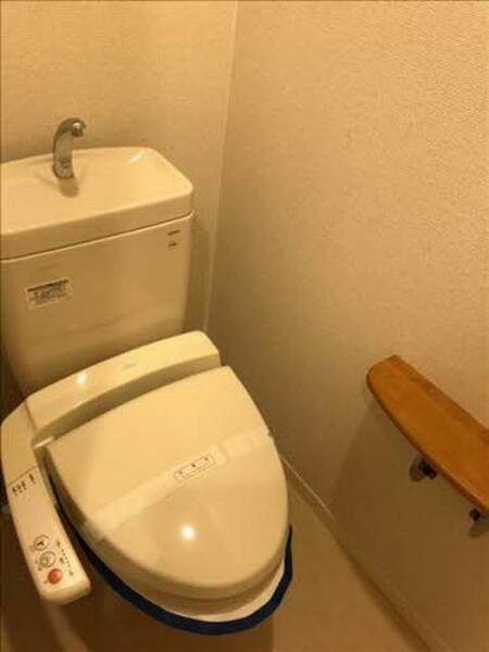 画像10:温水洗浄便座採用のトイレです