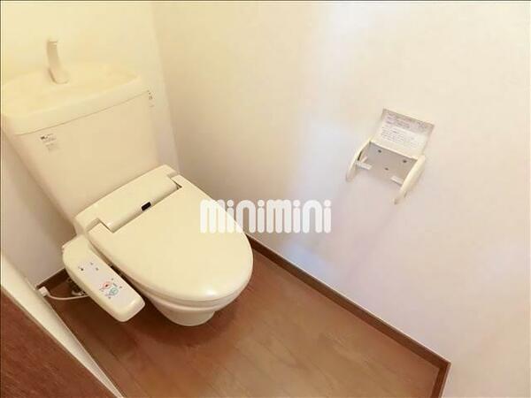 画像10:温水洗浄機能付きのトイレです。