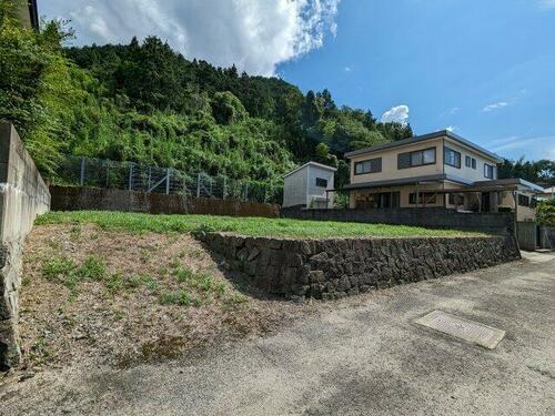 Land, Ton, Ehime