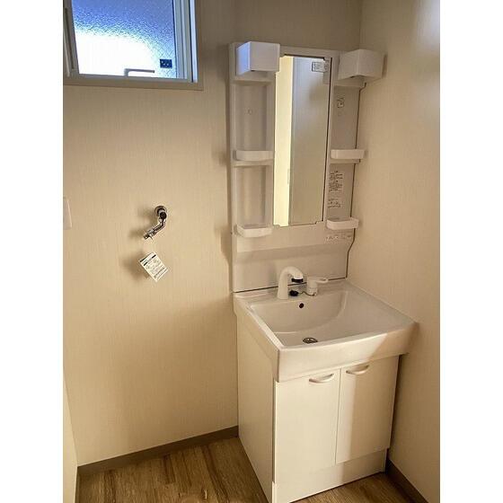 画像6:室内洗濯機置場・独立シャワー付き洗面台