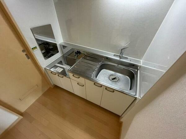 画像4:シンプルなキッチンです。ガスコンロも設置できる仕様です。