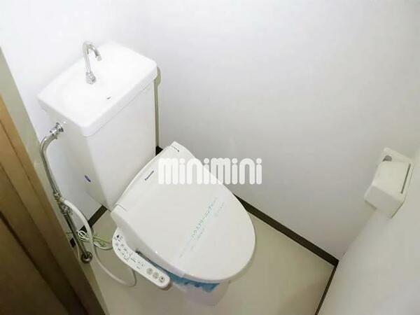 画像6:温水洗浄機能付きのトイレです。