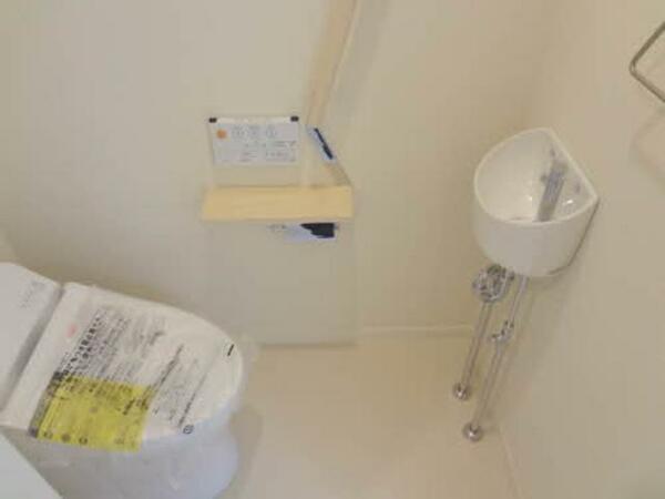 画像5:温水洗浄便座付きのトイレや立ち上がる際につかみやすい角度を付けた手すりもあり、快適な空間になっていま