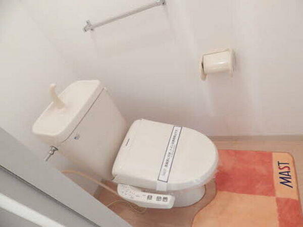 トイレ：便利な洗浄機能付き便座♪　ペーパーホルダー＆タオルハンガー有☆