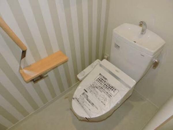 トイレ：おしゃれなアクセントクロス入りのトイレです☆暖房洗浄便座はもちろんまっさらな新品です♪