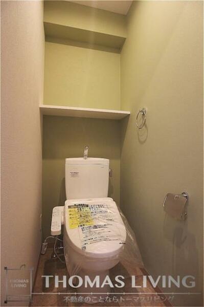画像12:温水洗浄便座付きのトイレになります。