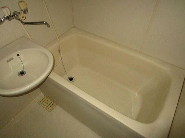 画像5:浴槽・洗面台・シャワー付き
