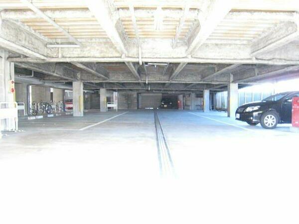 画像4:屋根付き駐車場