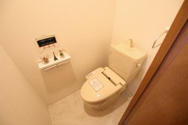 画像10:清潔感のあるウォシュレット付きトイレ。