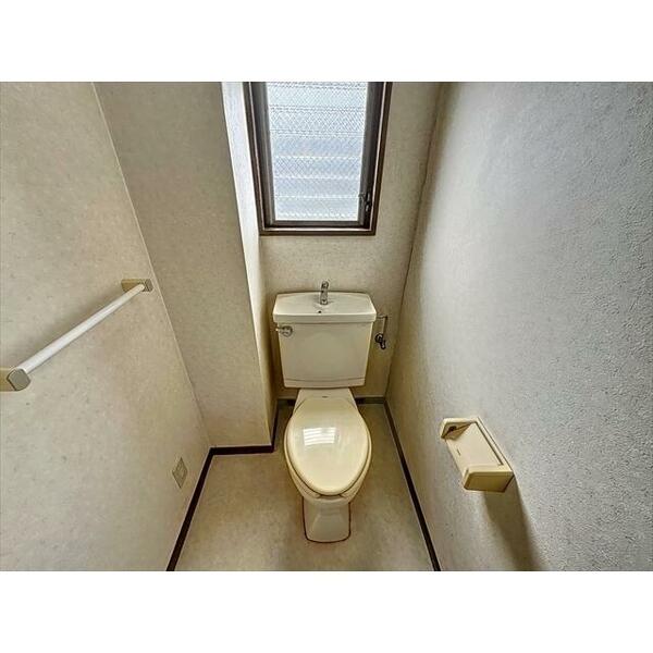 画像7:窓で換気の取れるトイレです