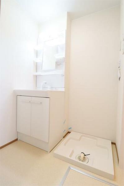 画像11:独立洗面化粧台と洗濯用防水パンがございます。