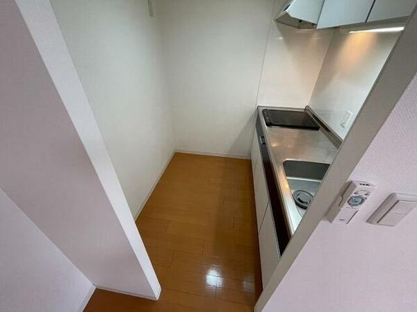 画像16:キッチン背部のスペースです。冷蔵庫やレンジ台も置けますね。