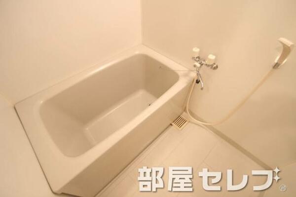 画像5:シャワー付きバスルーム。