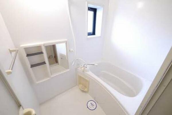 画像8:浴室は小窓があり明るい印象です。