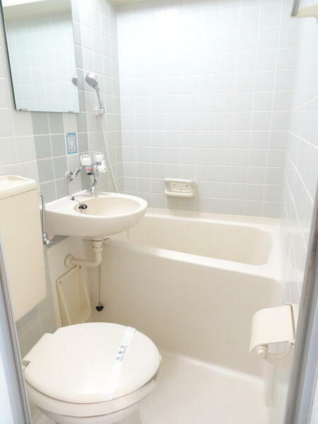 画像6:浴室（洗面台とトイレと同室です）※前回募集時の写真です。