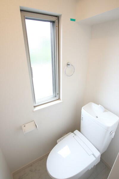 画像9:窓がある明るいトイレ