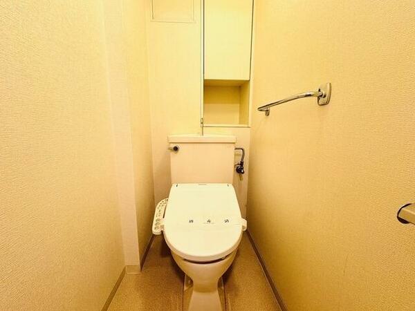 画像6:温水洗浄便座付きトイレ