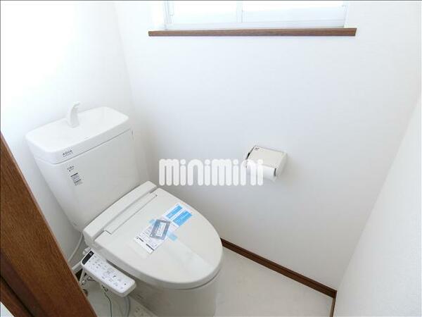 画像10:温水洗浄便座付きのトイレです。