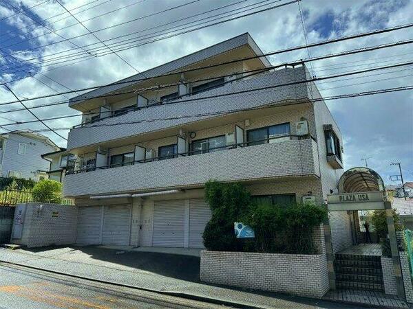 画像2:小田急線「柿生」駅まで徒歩7分！鉄筋コンクリートの3階建てマンションです♪通勤通学はもちろん、お買い物