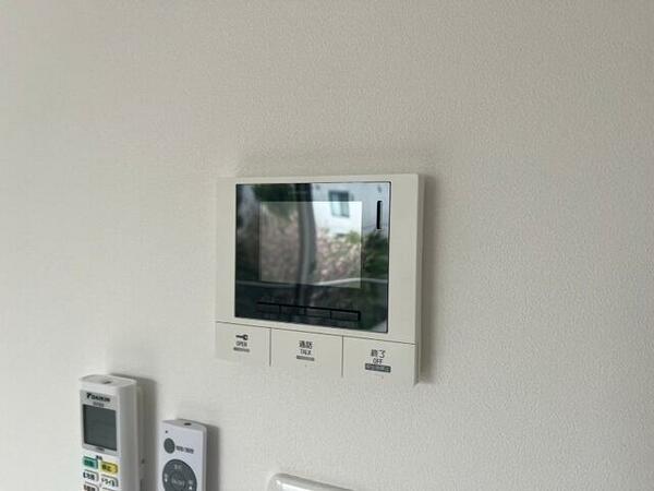 画像10:TVモニター付インターホンです。来客者の顔が見えるので安心！