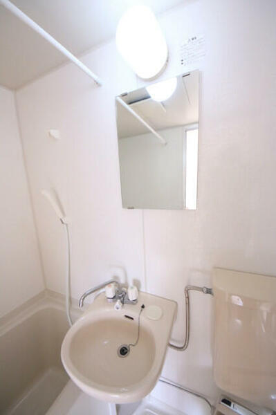 画像7:シンプルな洗面所は脱衣場も兼ねています。