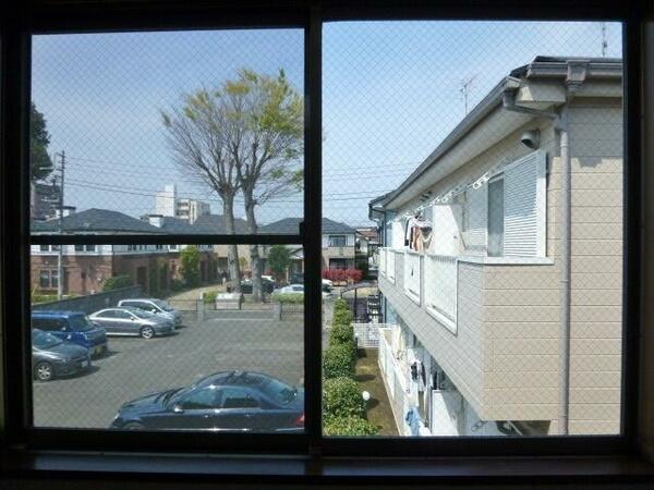 画像14:窓からの景色。目の前駐車場です