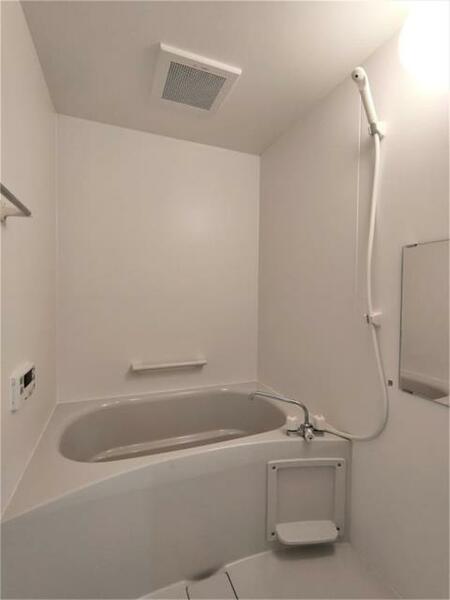 画像6:２４時間換気システムを採用した清潔な浴室です。