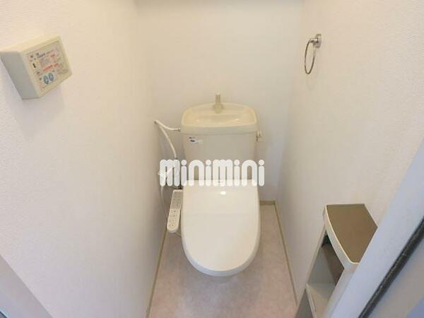画像6:温水洗浄便座つきのトイレ。