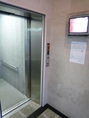 画像14:エレベーター内防犯カメラ