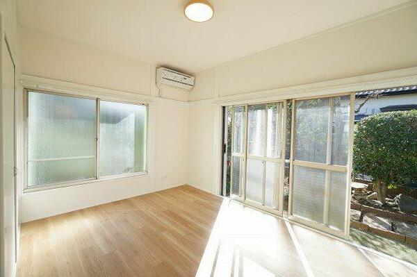 窓が多く陽がたっぷりと入る室内白基調の清潔感ある内装です