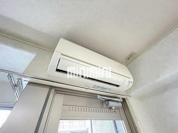 画像10:居室内にある設備のエアコンです。