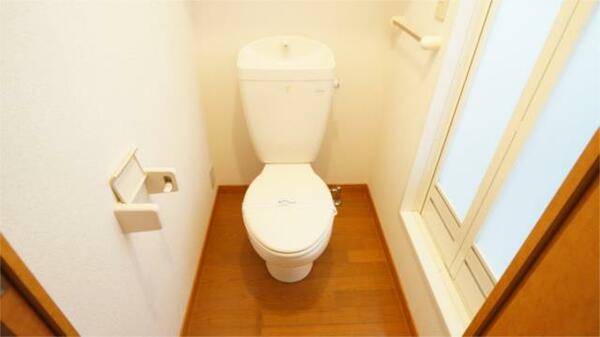 画像9:温かみのある色調でリラックスできるトイレ