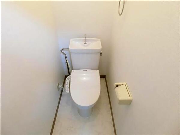 画像15:温水洗浄便座付きのトイレです。