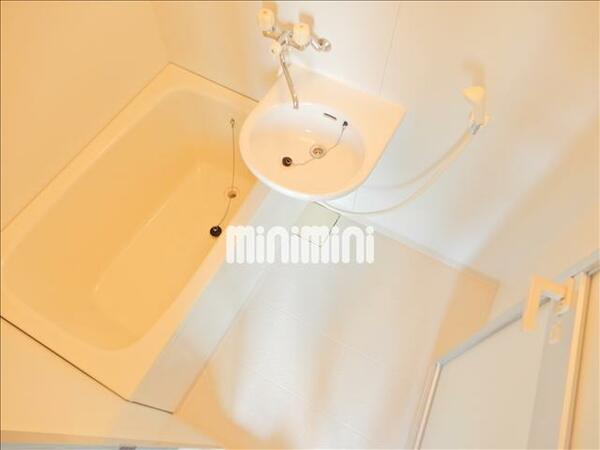 画像5:ゆったりとした浴槽のバスルーム