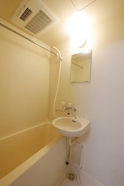 画像8:浴室換気乾燥機付きバスルーム