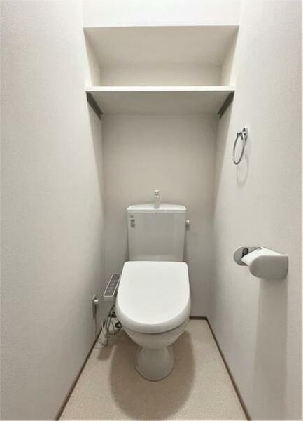 画像2:温水洗浄便座付きのトイレです。