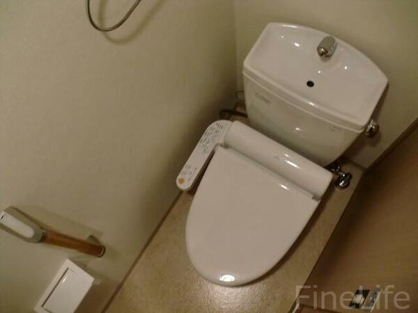 画像12:温水洗浄便座付きのおトイレ。