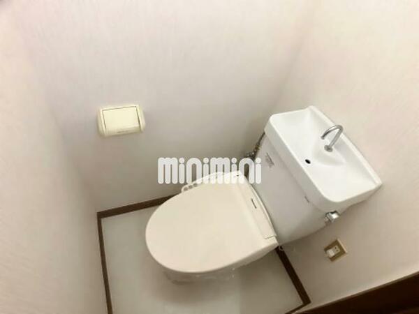 画像10:白く清潔感のあるトイレです。