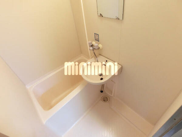 画像5:洗面スペースがついているバスルームです。
