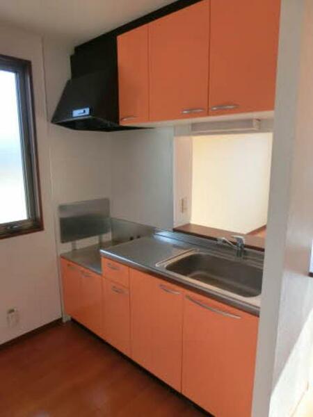 画像4:小窓から光が差し込む、オレンジ色で清潔な印象のカウンターキッチン！