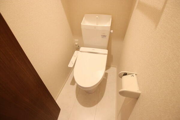 画像8:トイレには快適な温水洗浄便座付き