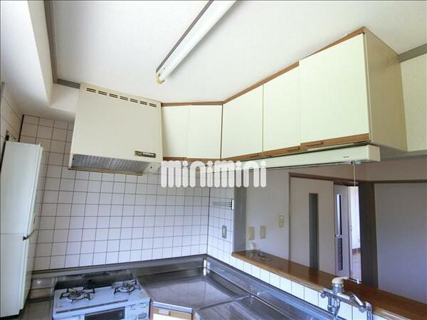 画像15:キッチン上部にも収納スペースがございます。