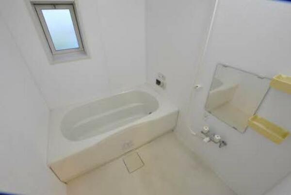 画像6:白色を基調とした清潔感のあるバスルームです♪換気もできる子窓が付いています♪冷めてしまったお湯を温め