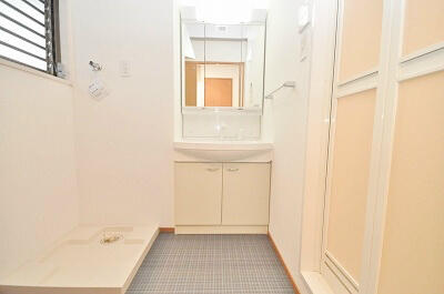 画像10:シャワー付き洗面台＆室内洗濯機置き場。窓があって換気良好です。
