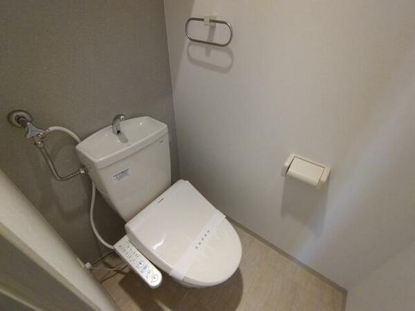 トイレ：ウォシュレット機能がついたトイレ。安心して使用できますね。