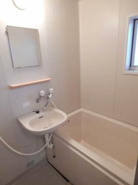 画像11:浴室には小窓があり換気に便利です！