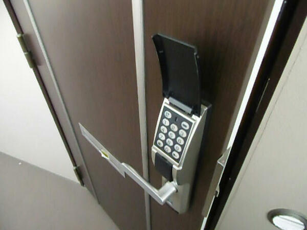 画像13:玄関ドアは暗証番号開閉式の電子ロックキーで安心