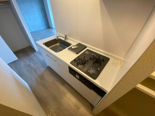 画像16:キッチンの対面には冷蔵庫や、棚が置けるスペースがあります。