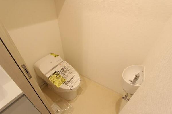 画像6:温水洗浄暖房機能付きのタンクレストイレです。