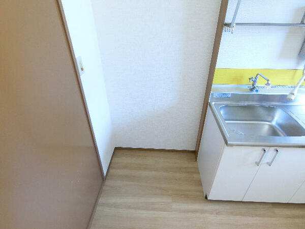 画像14:シンク横には冷蔵庫を置くスペースがあります。